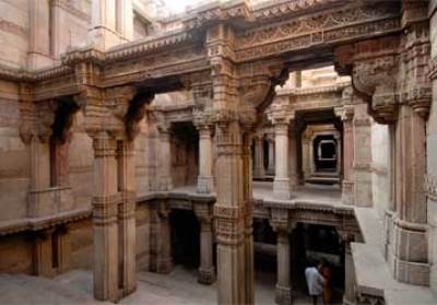 અડાલજની વાવ